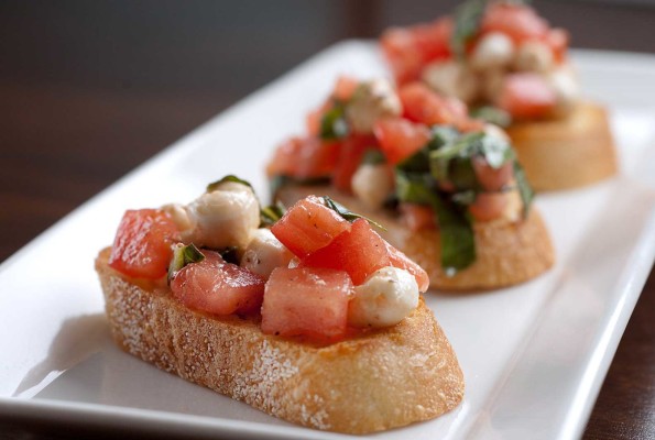 Bruschetta mit Fleischtomaten, Zwiebeln …